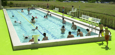 屋外25メートルプール(夏期のみ営業)